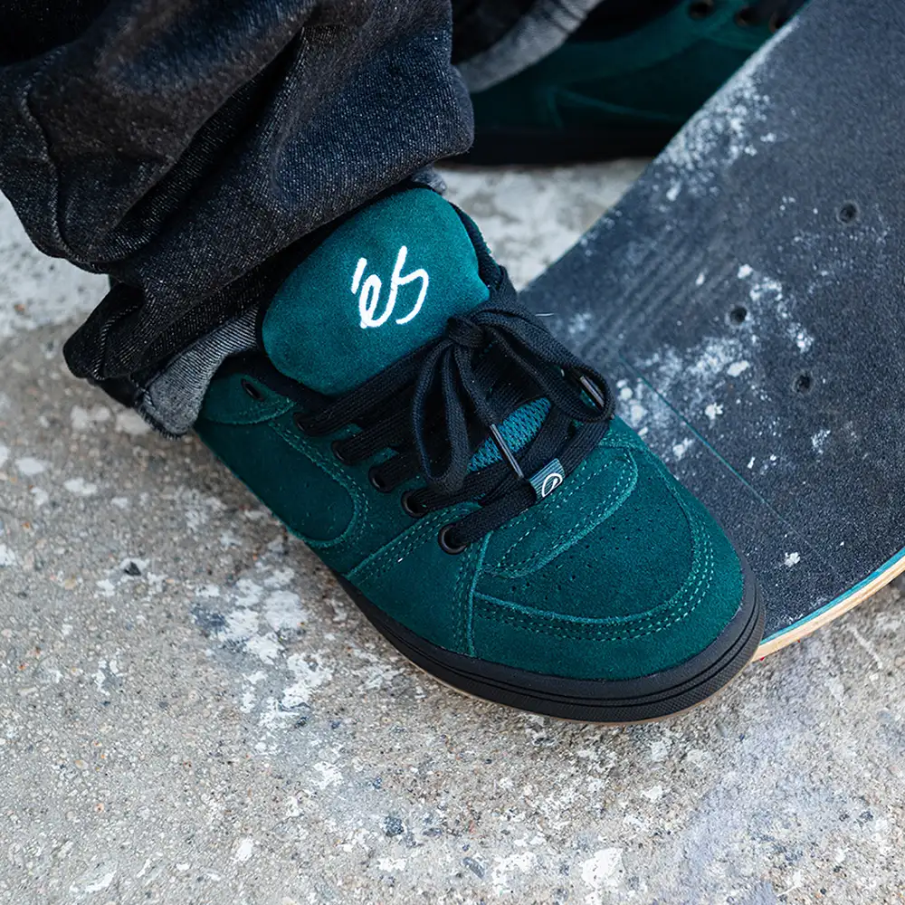 Accel - éS Skateboarding